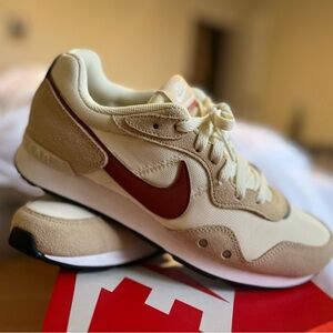 Nike Venture Runner Womens Size 9.5 Vintage Look